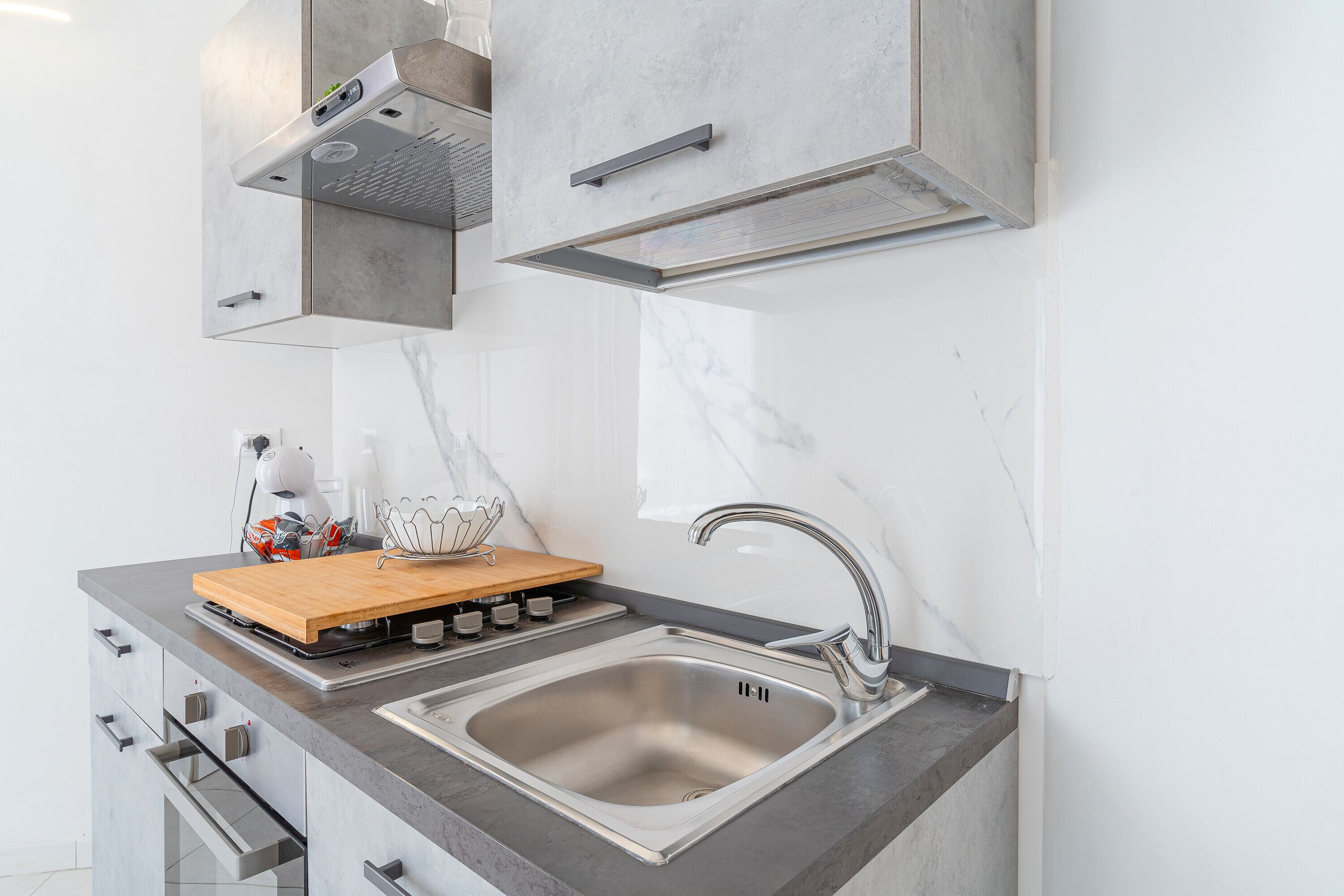 Réfrigérateur, four, plaque de cuisson, cafetière/bouilloire