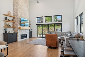 Téléviseur connecté, foyer, table de ping-pong, livres