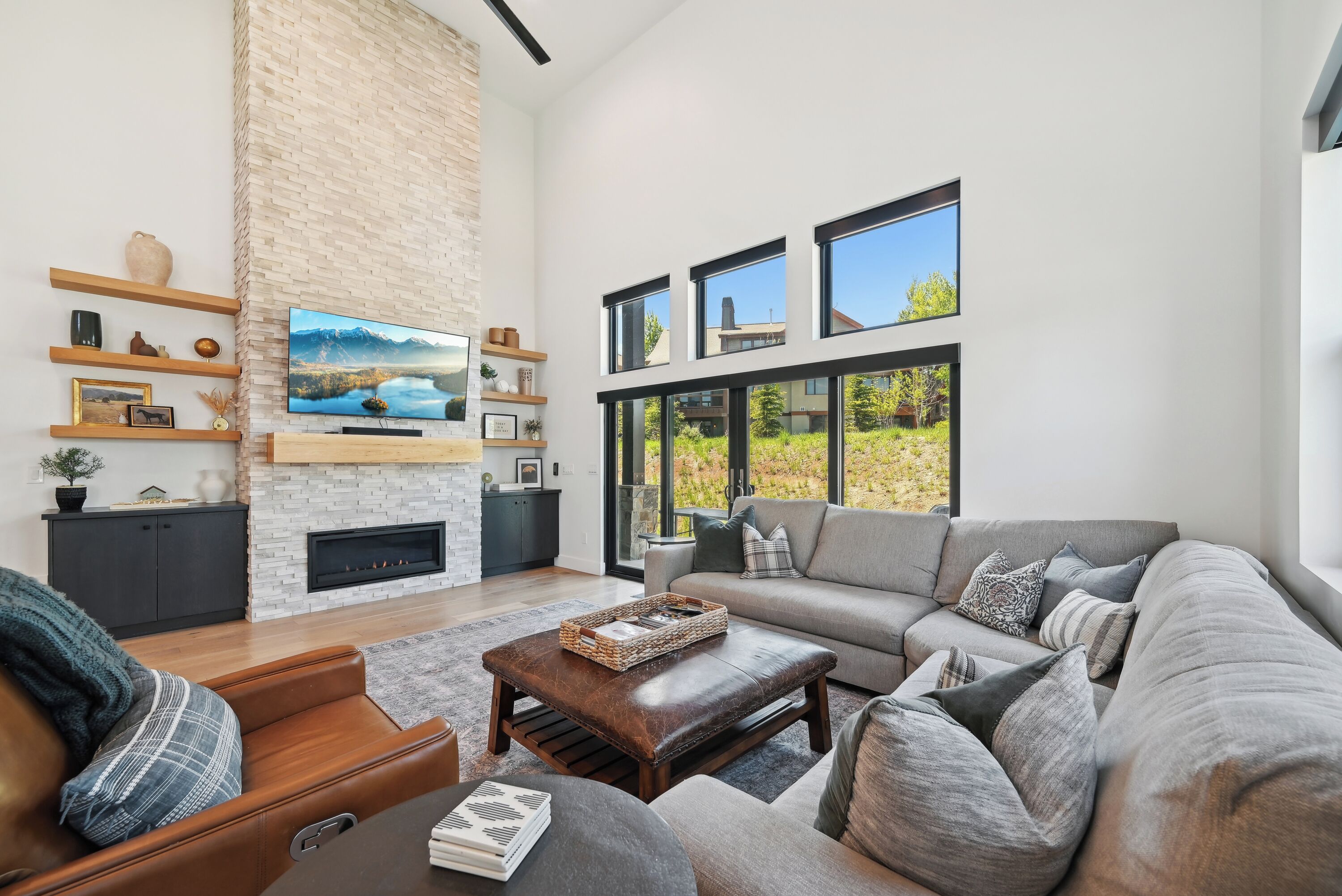 Smart TV, fireplace, ping pong, books