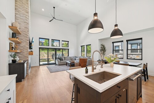 4BR Luxury w/ Private Hot Tub, Game Garage | 2 Min to New Deer Valley East