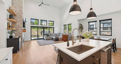 4BR Luxury w/ Private Hot Tub, Game Garage | 2 Min to New Deer Valley East