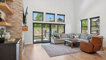 TV connectée, cheminée, table de tennis de table, livres