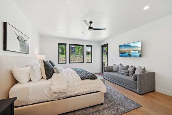 4 chambres, fer et planche à repasser, lit de bébé portatif