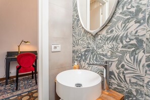 Douche, séchoir à cheveux, serviettes fournies