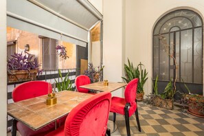 Outdoor dining - Room 'Ds - Camera Tripla' with Shared Terrace, Wi-Fi and Air Conditioning (Catania)
