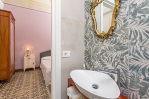 Shower, hair dryer, towels - Room 'Ds - Camera Tripla' with Shared Terrace, Wi-Fi and Air Conditioning (Catania)