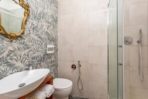 Shower, hair dryer, towels - Room 'Ds - Camera Tripla' with Shared Terrace, Wi-Fi and Air Conditioning (Catania)