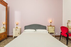 1 bedroom, iron/ironing board, free WiFi, bed sheets - Room 'Ds - Camera Tripla' with Shared Terrace, Wi-Fi and Air Conditioning (Catania)