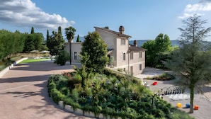 A building with a courtyard, surrounded by greenery and trees. - Holiday Home 'Appartamento in Villa Umbriace' with Shared Pool, Wi-Fi and Air Conditioning (Stroncone)