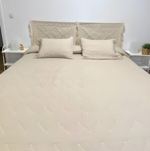 1 habitación, tabla de planchar con plancha, wifi gratis y ropa de cama 
