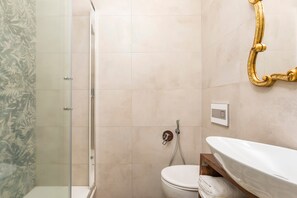 Douche, séchoir à cheveux, serviettes fournies