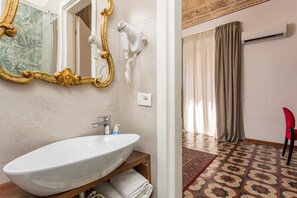 Douche, séchoir à cheveux, serviettes fournies