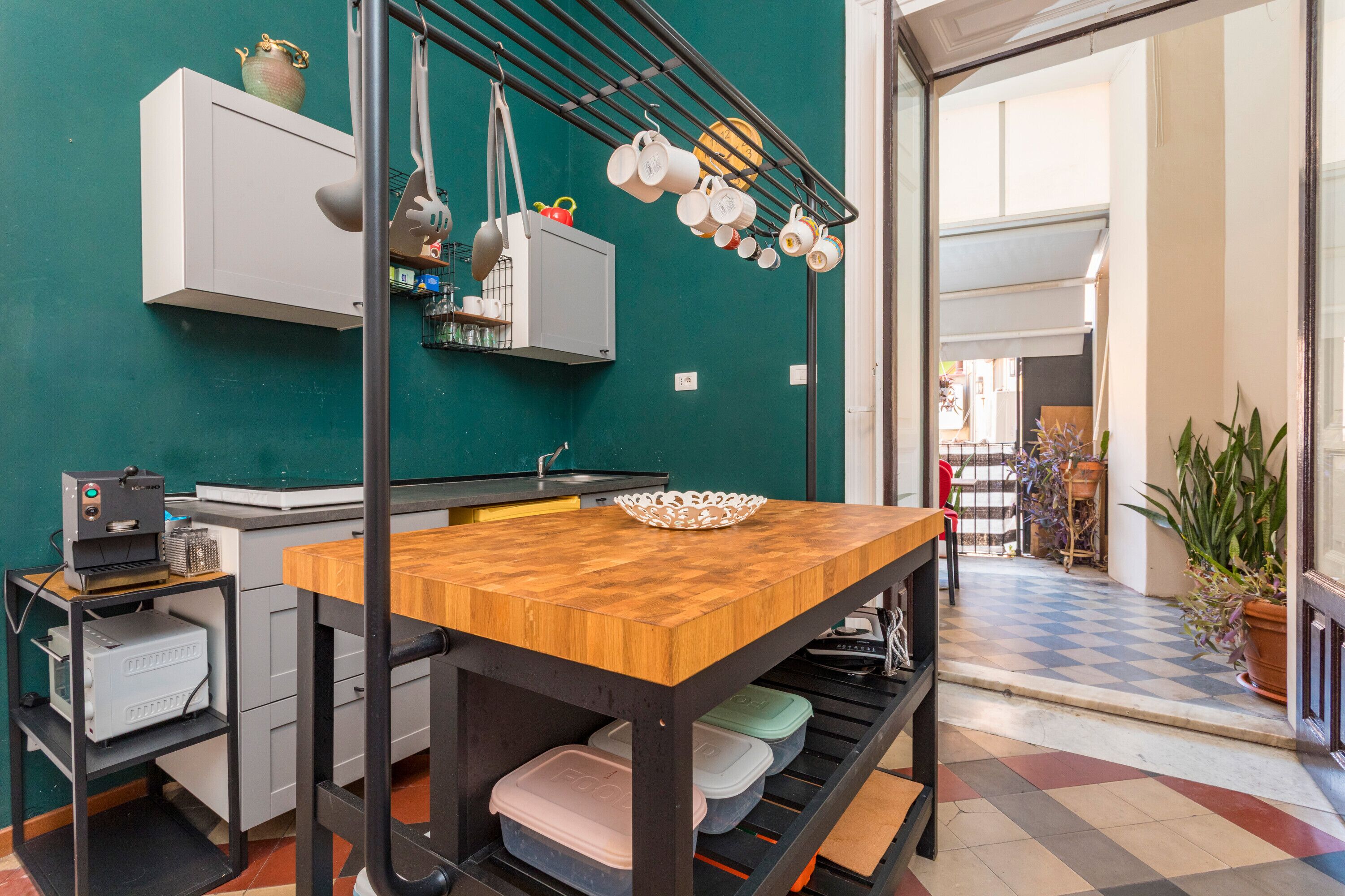 Fridge, oven, stovetop, coffee/tea maker