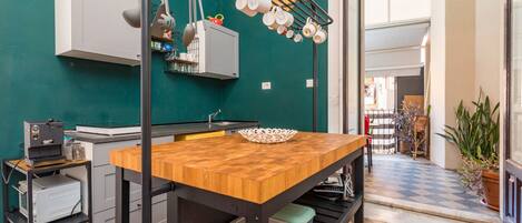 Fridge, oven, stovetop, coffee/tea maker