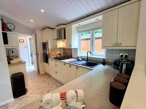 Frigorífico, microondas, horno y lavavajillas