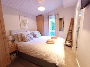 2 bedrooms, travel cot, WiFi, bed sheets