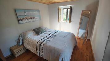 3 slaapkamers, een strijkplank/strijkijzer, gratis wifi, beddengoed