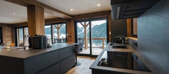 Chalet 'La Vora' with Mountain View, Private Terrace and Wi-Fi