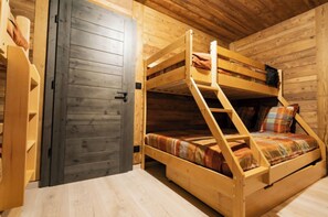 5 bedrooms, iron/ironing board, free WiFi, bed sheets