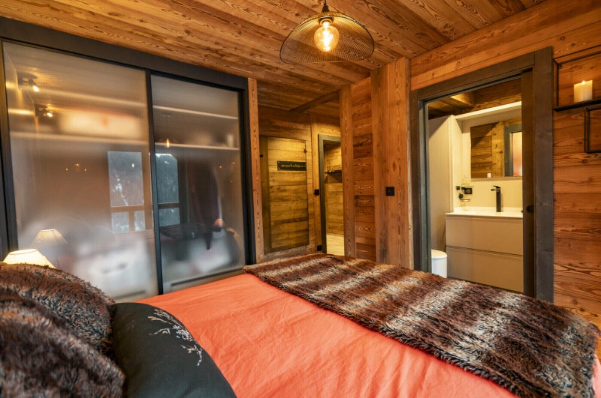 5 bedrooms, iron/ironing board, free WiFi, bed sheets