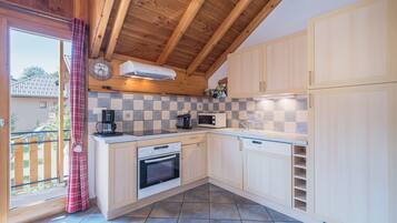 冷蔵庫、電子レンジ、オーブン、コンロ