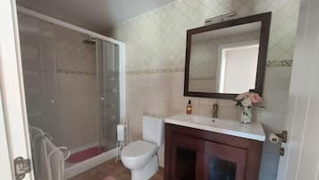 Douche, sĂšche-cheveux, serviettes fournies