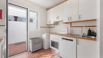 Frigorífico, microondas, horno y placa de cocina