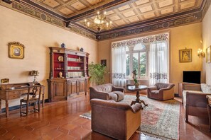 Télévision, cheminée