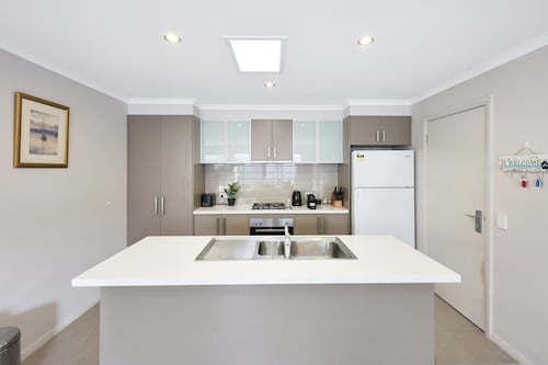 Casa Laut; Sleeps 6, Walk to beach, Family Friendly, Pets welcome