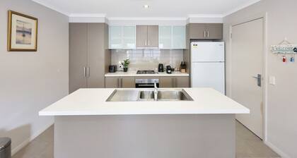 Casa Laut; Sleeps 6, Walk to beach, Family Friendly, Pets welcome