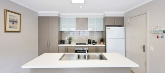 Casa Laut; Sleeps 6, Walk to beach, Family Friendly, Pets welcome