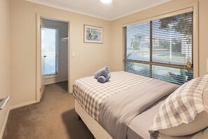 3 bedrooms, iron/ironing board, free WiFi, bed sheets