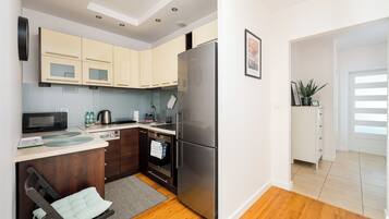 Jääkaappi, mikroaaltouuni, uuni, liesi