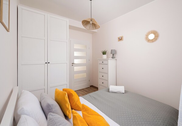 2 bedrooms, iron/ironing board, WiFi, bed sheets