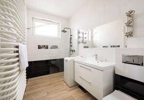 Doccia, asciugacapelli, asciugamani, sapone