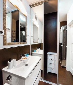 Douche, articles de toilette (gratuits), séchoir à cheveux