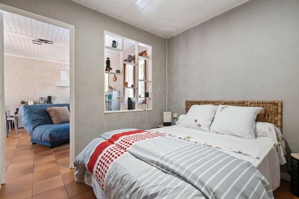 1 habitación, tabla de planchar con plancha, wifi gratis y ropa de cama