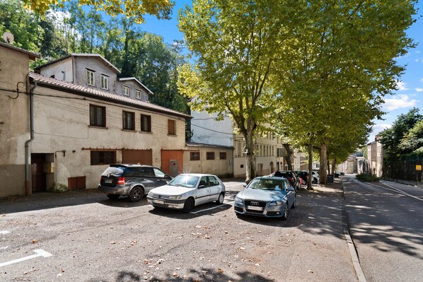 المنشأة من الخارج