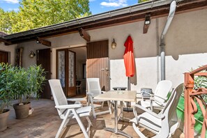 Outdoor dining - Studio 'Maupas' with Shared Terrace and Wi-Fi (VIENNE)