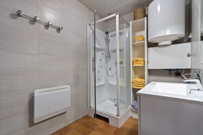 Shower, hair dryer, towels - Studio 'Maupas' with Shared Terrace and Wi-Fi (VIENNE)