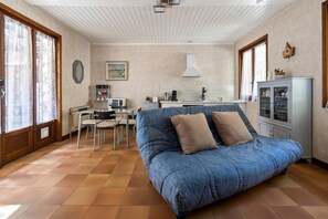 TV - Studio 'Maupas' with Shared Terrace and Wi-Fi (VIENNE)