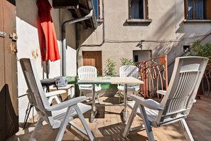 Outdoor dining - Studio 'Maupas' with Shared Terrace and Wi-Fi (VIENNE)