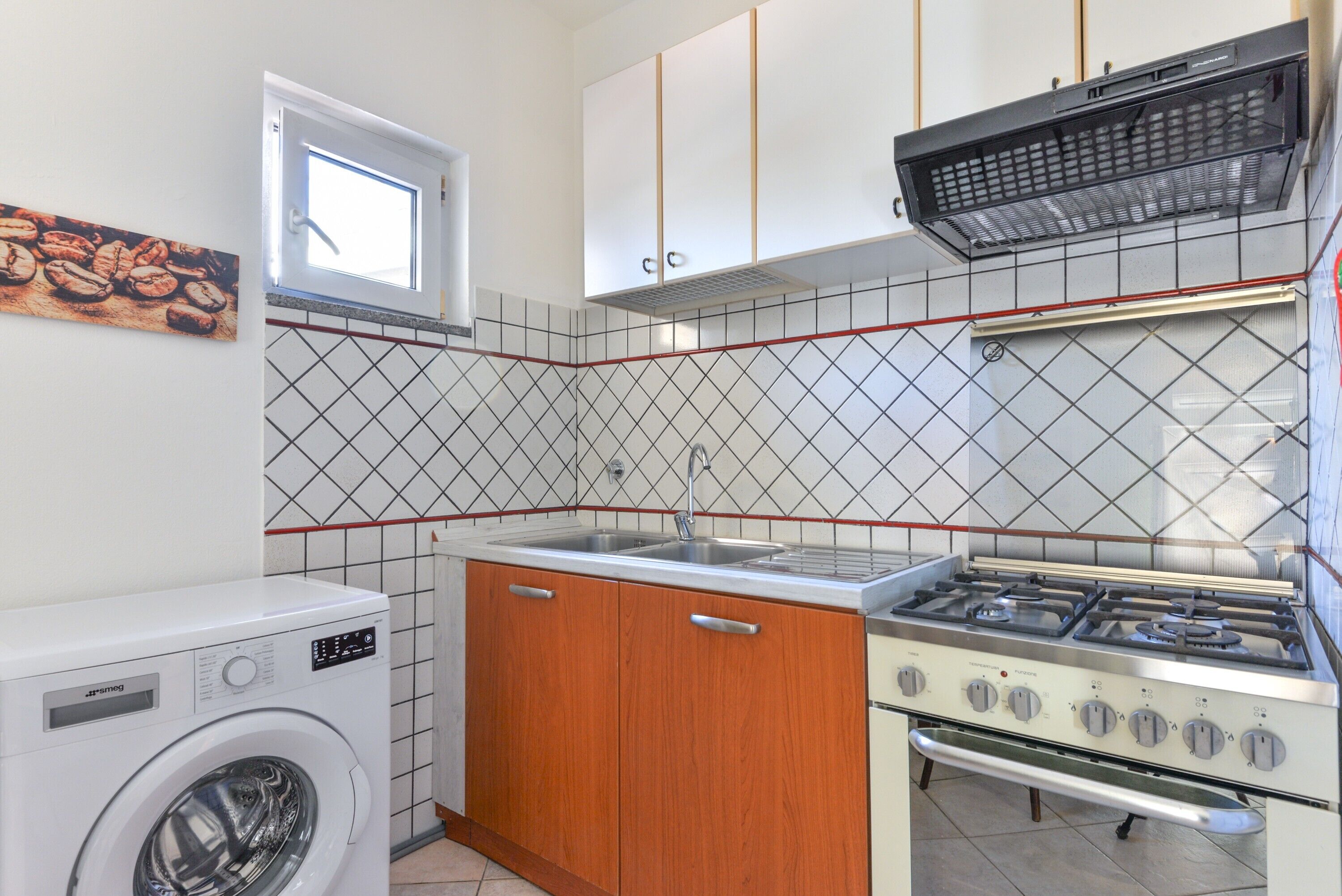 Refrigerador, parrilla de estufa y cafetera y tetera 