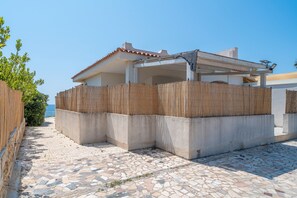 Property grounds - Room 'Faraglione 2' with Sea View, Wi-Fi and Air Conditioning (Lido di Noto)