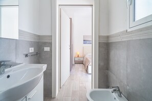 Douche, sèche-cheveux, serviettes fournies