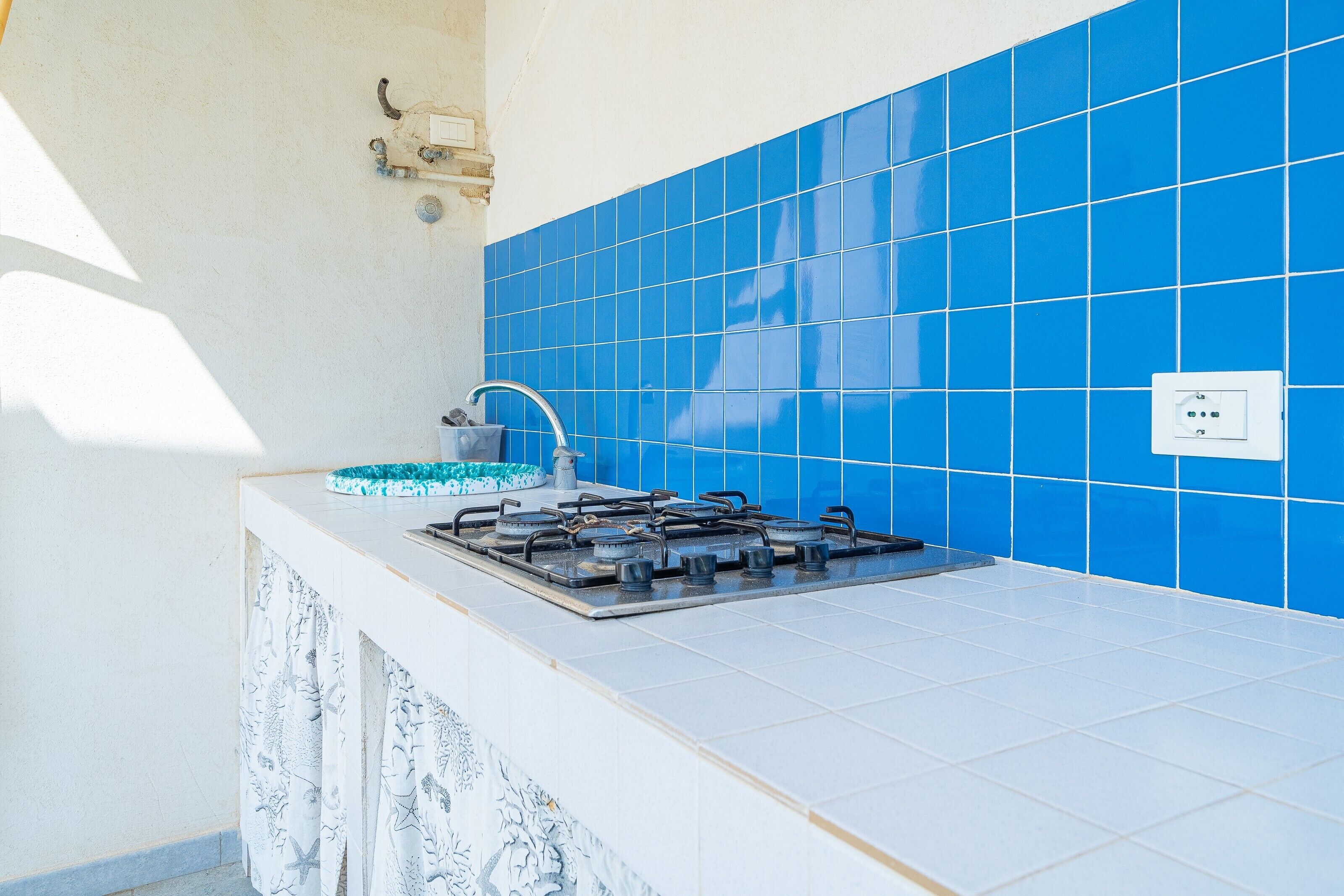 Réfrigérateur, surface de cuisson, cafetière-théière