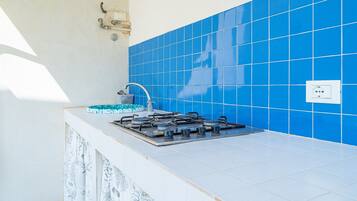 Réfrigérateur, surface de cuisson, cafetière-théière