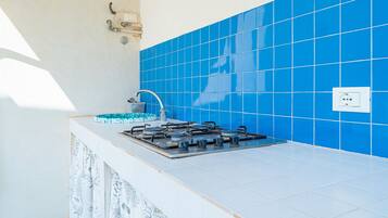 Køleskab, kogeplade, kaffe-/temaskine, elkedel