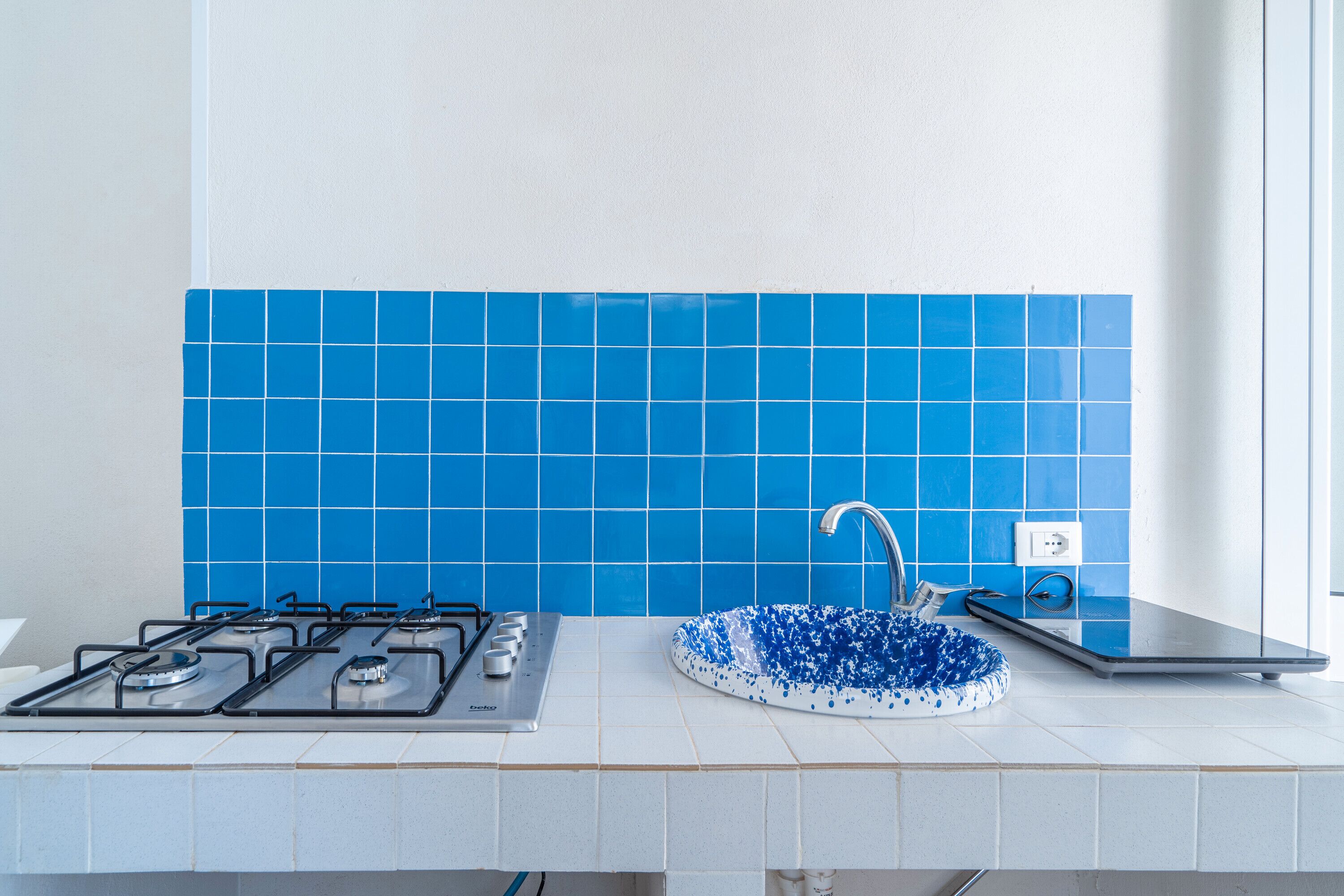 Kühlschrank, Herdplatte, Wasserkocher mit Kaffee-/Teezubehör