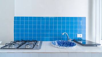 Kühlschrank, Herdplatte, Wasserkocher mit Kaffee-/Teezubehör